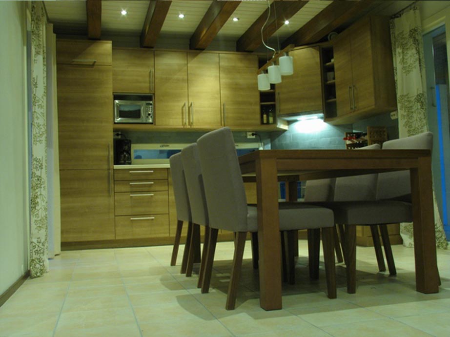 Urlaub in Finnland - Esszimmer und vollausgestatteter Küche in der 5-Sterne Villa Mäntykallio