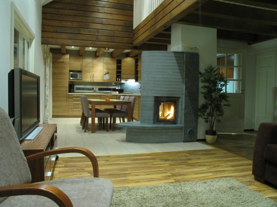 Urlaub in Finnland - Wohnzimmer mit offenem Kamin in der 5-Sterne Villa Mäntykallio